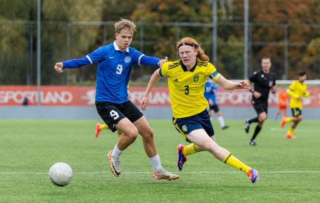 Palli pärast võitlevad Marten-Chris Paalberg ja vastaste kapten Elvis van der Laan. Foto: Katariina Peetson / jalgpall.ee