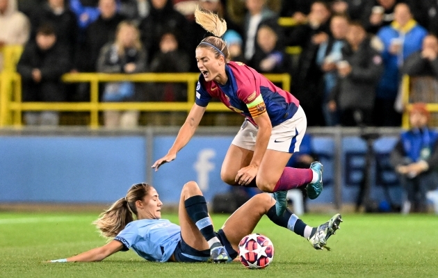 Manchester City kaitsja Laia Aleixandri kasutas Barcelona kapteni Alexia Putellase peatamiseks kõikvõimalikke võtteid ja tegi seda edukalt. Foto: Cody Froggatt / News Images via Zuma Press Wire / Scanpix