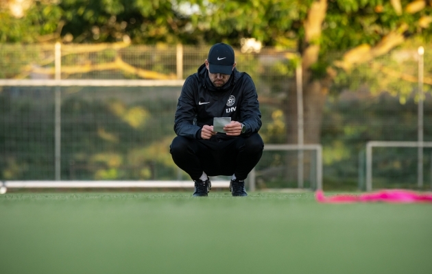 Jürgen Henn peab nuputama, kuidas olemasolevast valikust parim võtta. Foto: Liisi Troska / jalgpall.ee