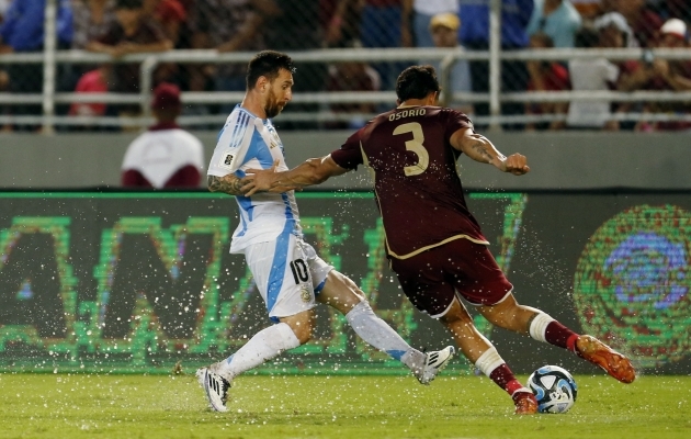 Lionel Messi süüdistas tulemuses väljakut. Foto: Scanpix / REUTERS / Leonardo Fernandez Viloria