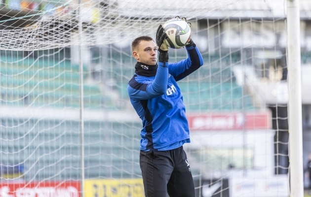 Karl Jakob Hein peab tegema suurepärase mängu, et Rootsi ründajad kuival hoida. Foto: Brit Maria Tael