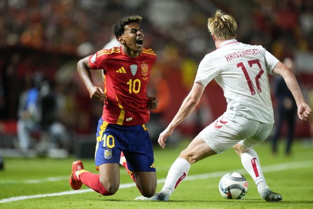 Lamine Yamal (vasakul) lahkus pärast võitu Taani üle koondise juurest. Foto: Jose Breton/AP Photo/Scanpix