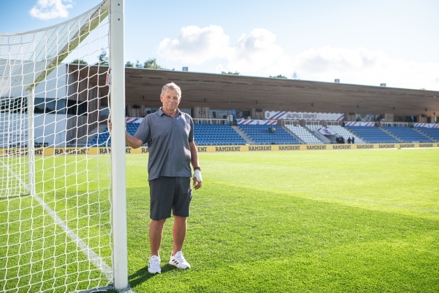 Jüri Saar ja tema hoolealune: Pärnu rannastaadioni muruplats! Foto: Liisi Troska / jalgpall.ee