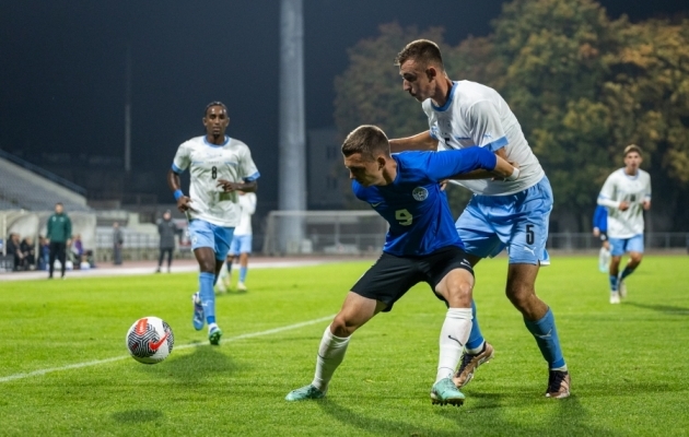 Aleksandr Šapovalov Iisraeli U21 koondise kaitsjate vastu palli katmas. Foto: Katariina Peetson / jalgpall.ee