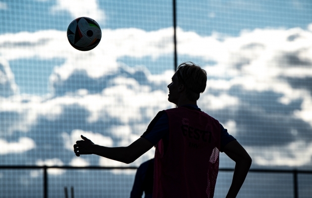 Kevor Palumets ja Markus Poom saavad teineteiselt mõõtu võtta. Foto: Liisi Troska / jalgpall.ee