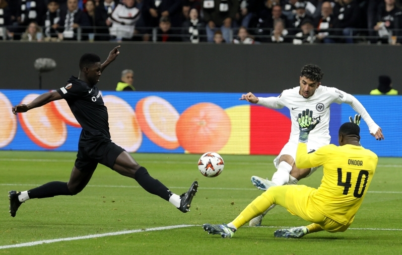 Omar Marmoush ise seekord jalga valgeks ei saanud, aga väravasöödu andis ikkagi. Foto: Scanpix / EPA / RONALD WITTEK