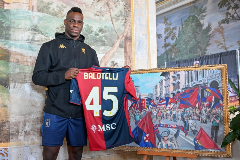 Mario Balotelli uue koduklubi särgiga. Foto: Tano Pecoraro/LaPresse via ZUMA Press/Scanpix