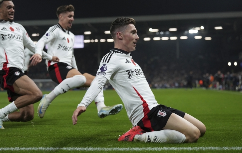 Harry Wilson libistab ees, sõbrad järel: nii tähistasid Fulhami mängijad hilist võiduväravat. Foto: Scanpix / Frank Augstein / AP Photo