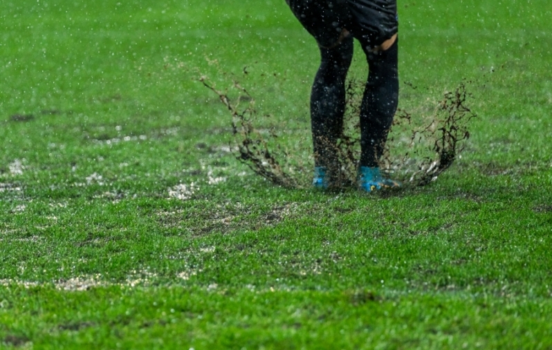 Levadia ja Transi kohtumine katkestati mängukõlbmatuks muutunud väljaku tõttu. Foto: Katariina Peetson / jalgpall.ee