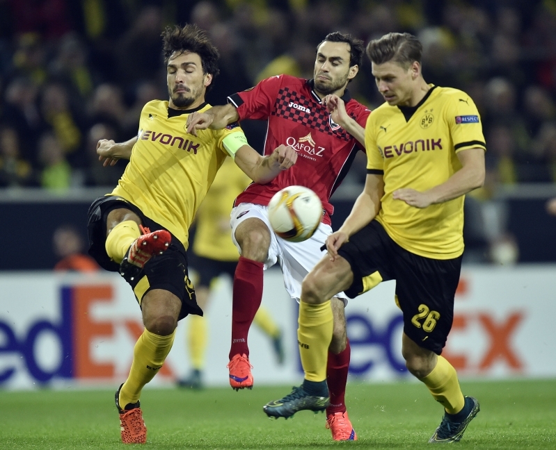 Eurosarjas sai Zenjov maadelda Dortmundi Borussia tähtede vastu. Pildil on ta jäänud Mats Hummelsi ja Lukasz Piszczeki haardesse. Foto: Scanpix / AP / Martin Meissner