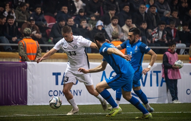 Maksim Paskotši jäi palliga hätta. Foto: Liisi Troska / jalgpall.ee