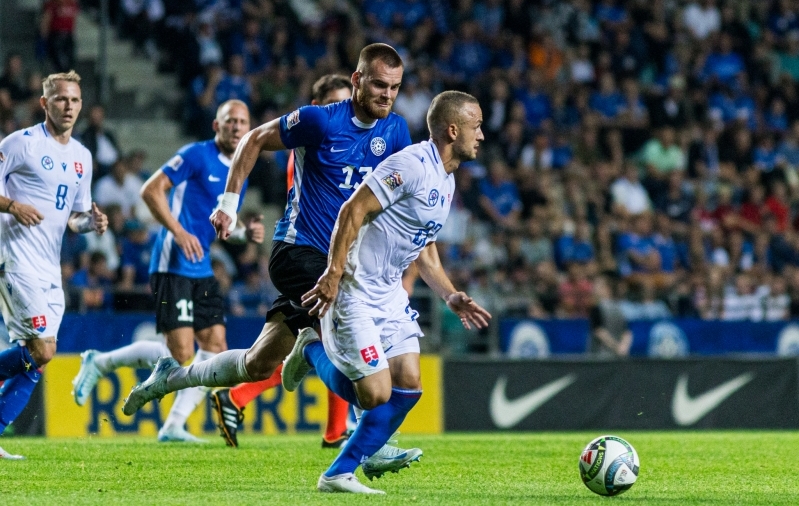 Napoliga mullu Itaalia meistriks tulnud Stanislav Lobotka, kes sel fotol põgeneb septembrikuises Lillekülas Alex Matthias Tamme eest, on slovakkide praegune suurim staar. Foto: Katariina Peetson / jalgpall.ee