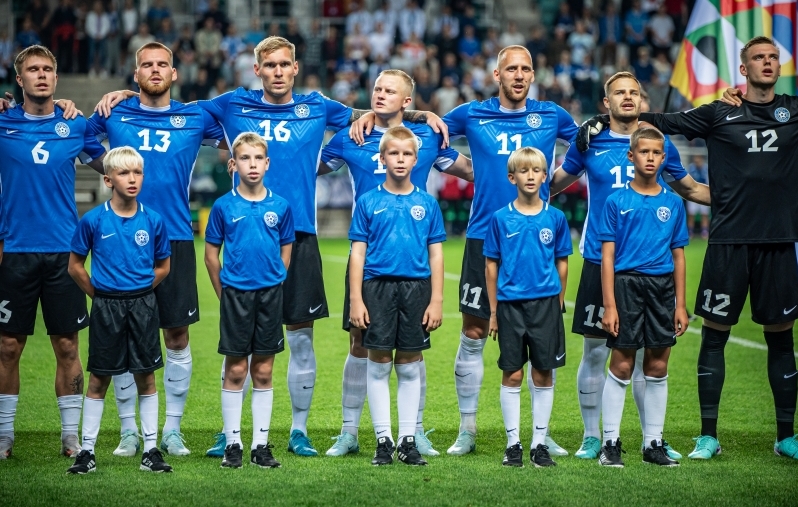 Eesti koondise mängijad hümni ajal. Foto: Liisi Troska / jalgpall.ee