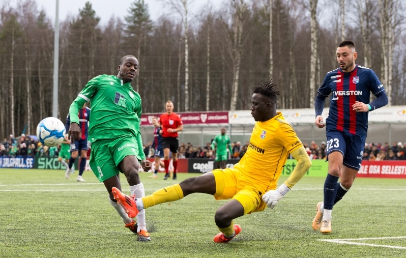 Ebrima Jarju (kollases) keeras Paide värava lukku, Milan Delevic (paremal) oli seejuures suureks abiks. Foto: Katariina Peetson / jalgpall.ee