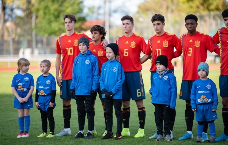 Pool Hispaania U17 algkoosseisu Eesti vastu. Vasakult Bruno Iglesias (10), Carlos Álvarez (20), Néstor Lucas (6), Nico Serrano (11), Alejandro Balde (3). Foto: Liisi Troska/jalgpall.ee