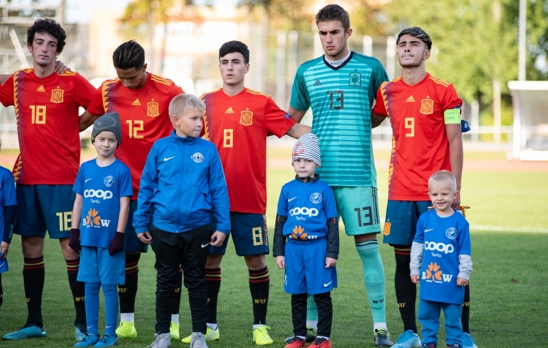 Teine pool Hispaania U17 algkoosseisu Eesti vastu. Vasakult Hugo Novoa (17), Adrián Corral (18), Diego Almeida (12), Rodrigo Alonso (8), Aitor Fraga (13), Israel Salazar (9). Foto: Liisi Troska/jalgpall.ee