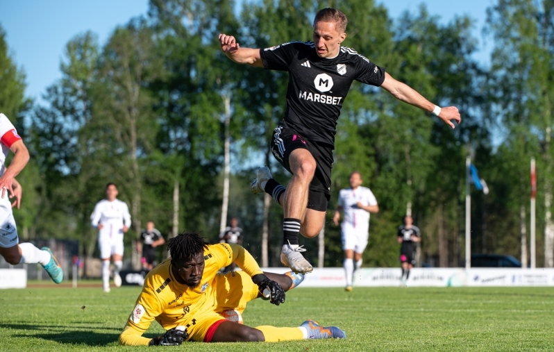 Pavel Marin (mustas särgis) jätkab vastaste kollitamist Kalju rüüs. Foto: Liisi Troska / jalgpall.ee