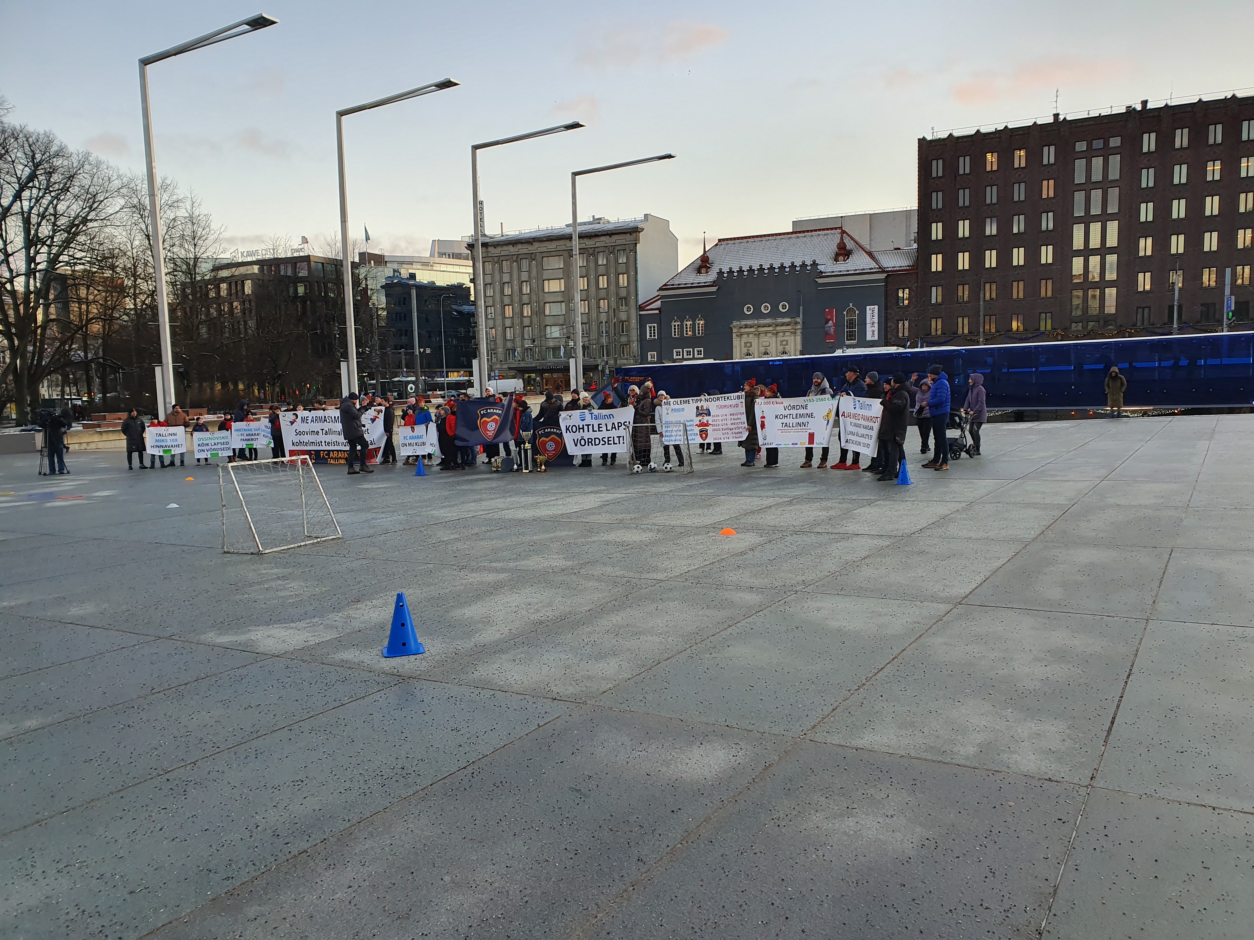 Fotod: FC Ararat korraldas Vabaduse väljakul meeleavalduse. Harutjunjan: leiame igal juhul mingi lahenduse, kas koos linnaga või ilma