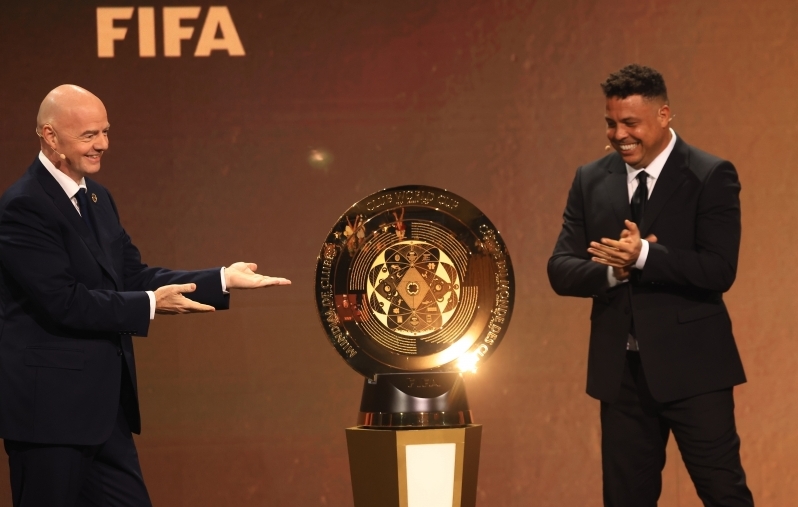 FIFA president Gianni Infantino ja Brasiilia legend Ronaldo esitlesid klubide MM-i uut võitjakarikat. Foto: Scanpix / CRISTOBAL HERRERA-ULASHKEVICH / EPA