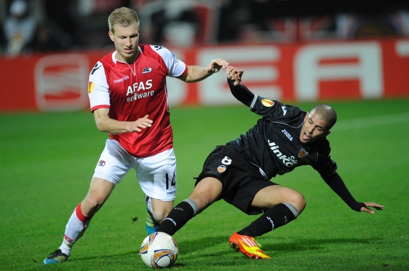 Alkmaari meeskonna särgis sai Klavan esimesed eurokogemused. Sellel fotol võitleb ta 2012. aasta märtsis peetud Euroopa liiga kohtumises Valencia prantslasest poolkaitsja Sofiane Feghouliga. Foto: Scanpix / John Thys / AFP Photo