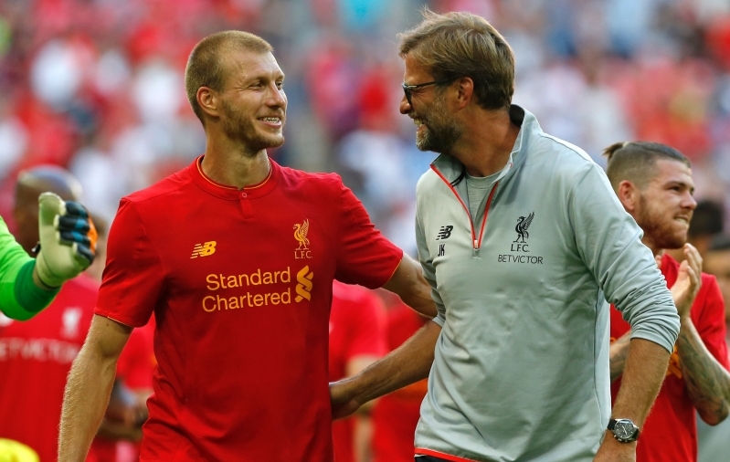 Jürgen Klopp viis Ragnar Klavani koos endaga tõotatud maale. Foto: Scanpix / Ian Kington / AFP Photo