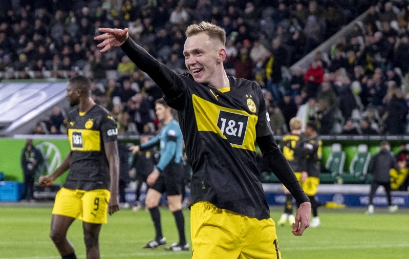 Kuue minutiga kolm korrust paika ladunud Dortmund trotsis punast ja needust, Bochum pääses häbist