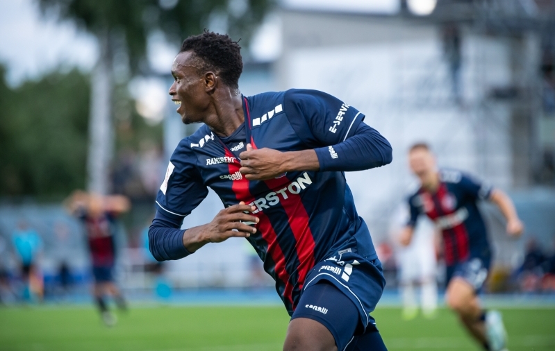 Abdoulie Ceesay tõmbab selga St. Pauli võistlussärgi? Foto: Liisi Troska / jalgpall.ee