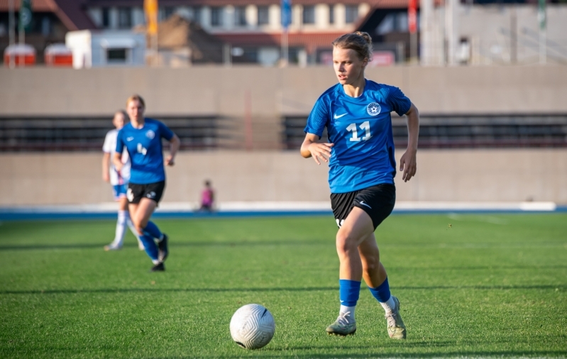 Anželika Jotkina sihib kõrgele. Foto: Liisi Troska / jalgpall.ee