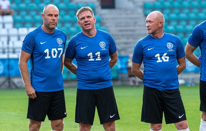 Toomas Krõm (keskel) 2022. aastal Eesti ja Soome legendide mängus. Foto: Liisi Troska / jalgpall.ee