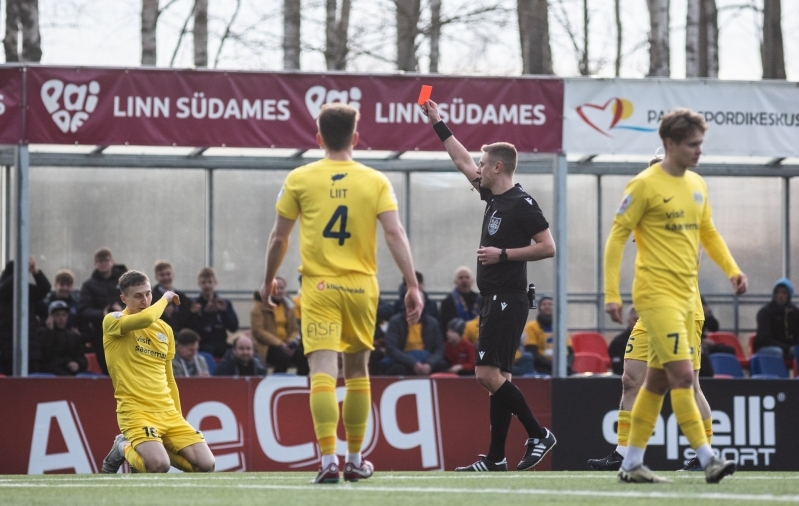 Kui jalgpalli mängides näidati Õigusele vahepeal punast, siis nüüd näitas Õigus jalgpallile punast kaarti. Foto: Brit Maria Tael (arhiiv)