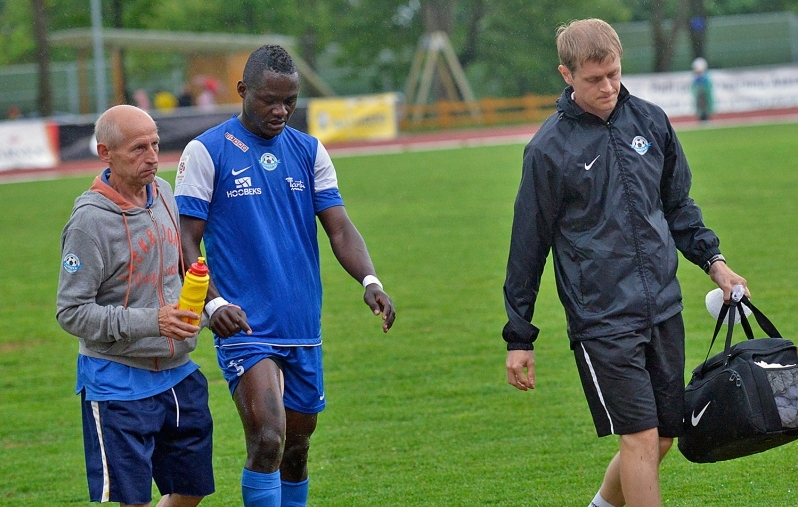 Mbongou 2013. aastal Tammeka mängijana Vladimir Heeriku hoole all. Foto: Rein Murakas / Soccernet.ee