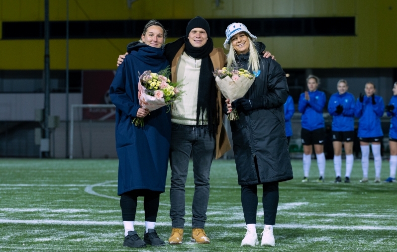 Merily Toom (vasakul) mängijakarjääri viimase mängu eel lillekimpu saamas. Foto: Katariina Peetson / jalgpall.ee