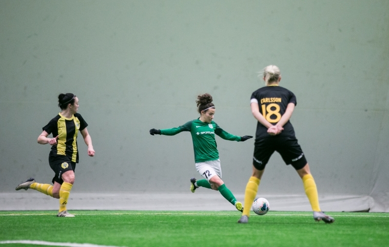 FC Flora ääremängija Mari Liis Lillemäe 2020. aastal Hammarby kaitseliini kimbutamas. Vastaste number 18 on Alice Carlsson, kes on tänaseni naiskonna kapten ja põhimängija. Flora võitis toonase kohtumise Jessika Uleksini väravast 1:0. Foto: Brit Maria Tael