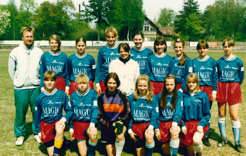 Raimo Paulberg (vasakul) koos oma Pärnu Centrali naiskonnaga 1995. aastal. Foto: erakogu