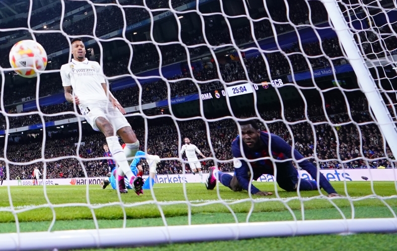 Kelle võrku see pall käib? El Clasico tekitab klubide ja liiga vahel paksu verd. Foto: Scanpix / Manu Fernandez / AP Photo