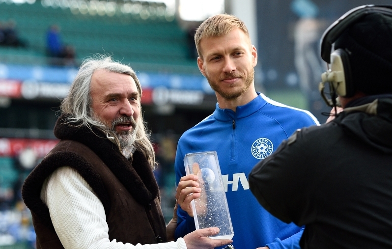 Aivar Pohlak ja Ragnar Klavan kaheksa aastat tagasi, taustal hõredalt täitunud tribüünid. Foto: Imre Pühvel