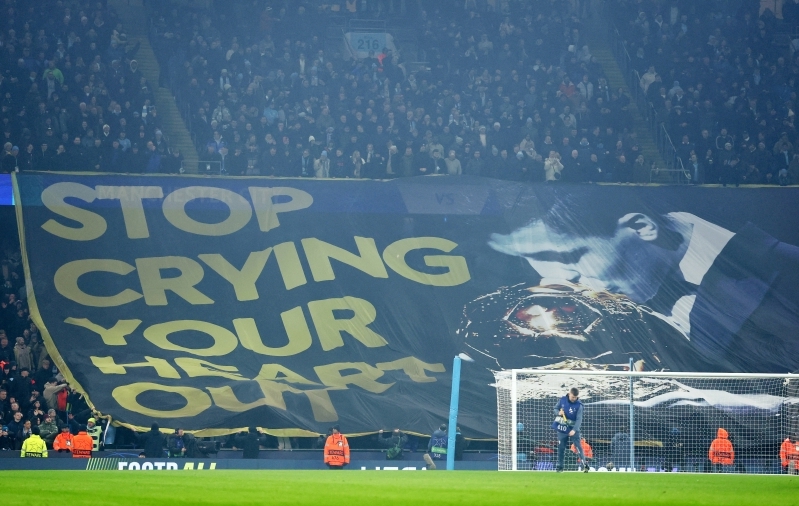 Manchester City fännid nokkisid selle plakatiga enne avavilet Vinicius Juniori kallal, aga Real Madrid tõestas, et kes pärast naerab, naerab paremini. Foto: Scanpix / Phil Noble / Reuters