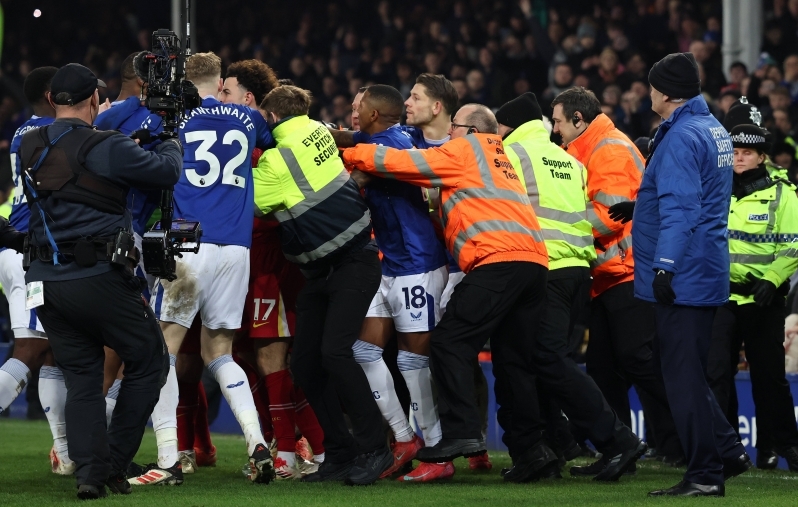 Merseyside’i derbi lõpes nelja punase kaardiga. Van Dijk: kohtunik kaotas kontrolli mängu üle