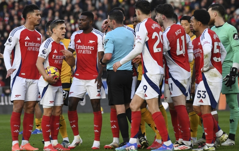 Ei midagi uut: Arsenal sai trahvi, sest mängijad olid otsusega eksinud kohtuniku peale pahased