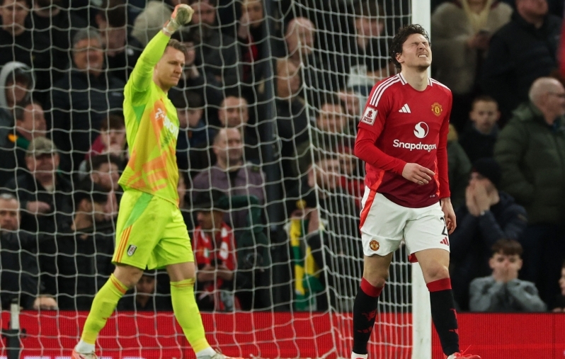 Leno penaltitõrjed kukutasid karikakaitsja Manchester Unitedi