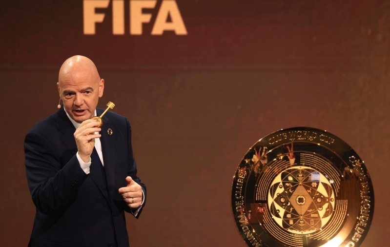 FIFA president Gianni Infantino ja klubide MM-i karikas. Foto: Scanpix / Cristobal Herrera-Ulashkevich / EPA