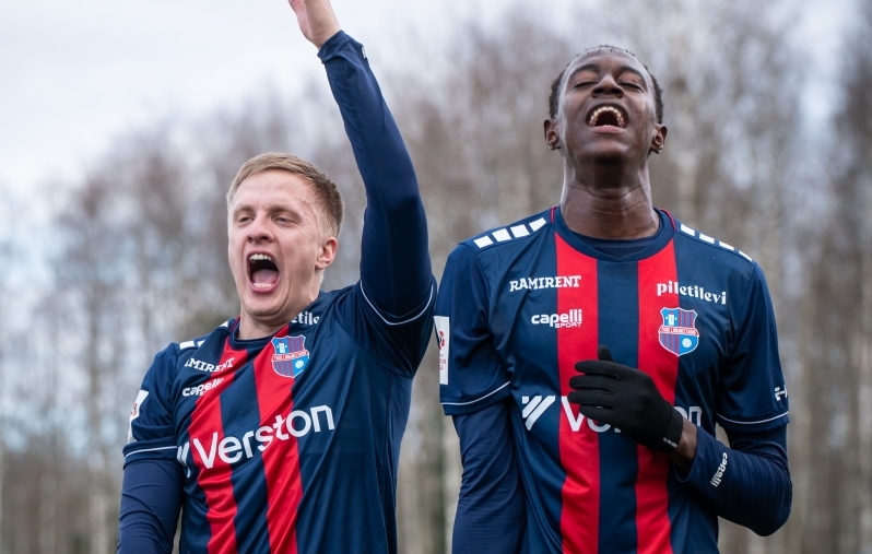 Paide Linnameeskonna mängijad võitu tähistamas. Foto: Liisi Troska / jalgpall.ee