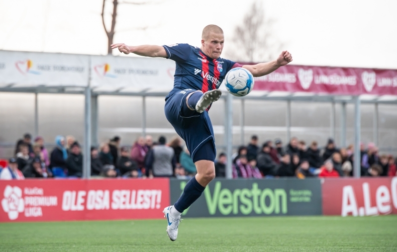 Henrik Ojamaa ja tema efektne pallikäsitlemine. Foto: Liisi Troska/jalgpall.ee