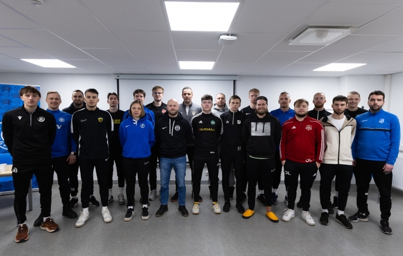 Sergei Zenjov (vasakult kolmas) pürgib UEFA C treeneritaseme poole. Foto: Katariina Peetson / jalgpall.ee