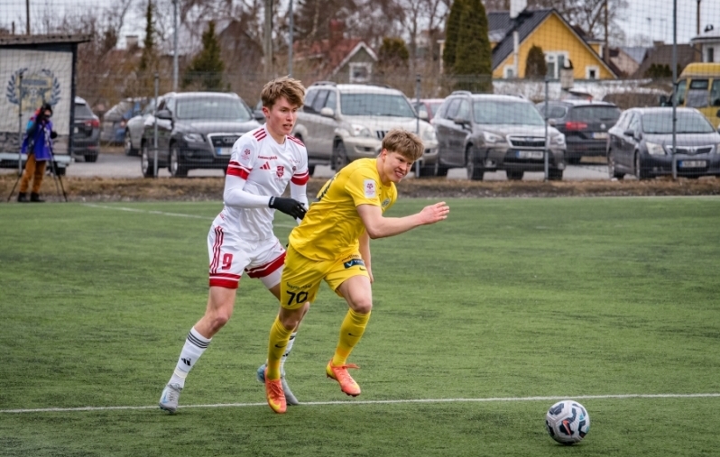 Harju ründaja Karel Eerme ja Kuressaare kaitsja Joonas Vahermägi. Foto: Allan Mehik