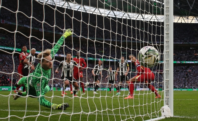 Caoimhin Kelleheril ei ole midagi teha – Dan Burn suunas palli püüdmatult võrku. Foto: Scanpix / David Klein / Reuters