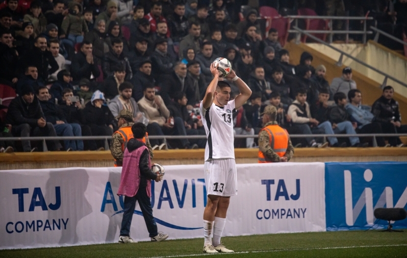 Maksim Paskotši – kas seekord kesk- või äärekaitsja? Foto: Liisi Troska/jalgpall.ee