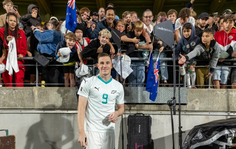 Chris Wood läks fännidega sõbrustama, aga kohtunikule see ei meeldinud. Foto: Scanpix / Joe Serci / Sport Press Photo via ZUMA Press