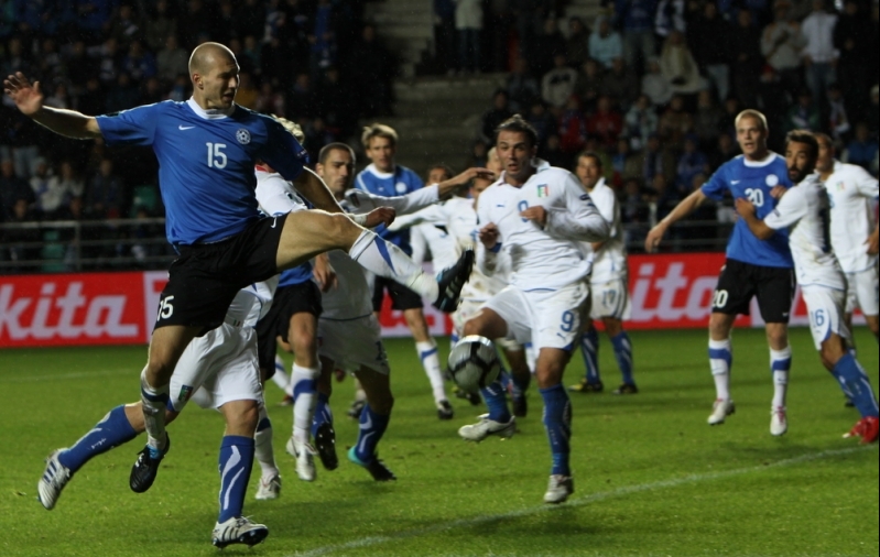 Olid ajad: kiilaspäine Ragnar Klavan 2010. aastal Tallinnas itaallastega võitlust pidamas. Foto: Catherine Kõrtsmik