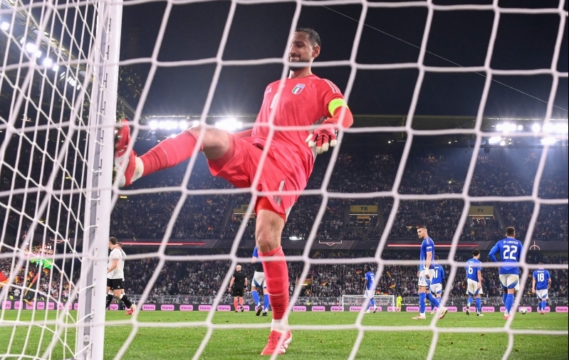 Gianluigi Donnarumma töötleb vihaselt väravaposti, aga see enam Itaaliat ei päästa. Foto: Scanpix / Kirill Kudrjavtsev / AFP